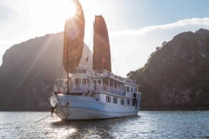 Ngủ đêm trên du thuyền L&#8217;Azalee Cruise và khám phá những trải nghiệm phải thử ở Vịnh Hạ Long