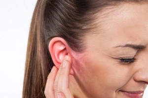 Ngứa tai kèm chảy dịch vàng là bệnh gì?