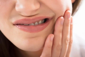 Người cao tuổi tê răng sâu khi ăn đồ lạnh có sao không?