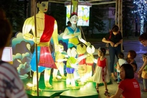 Người dân đổ về vườn cổ tích bằng đèn lồng trong đêm