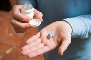 Người đang uống thuốc ARV nên kiêng ăn gì?