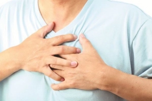 Người nhiễm Covid nghẹt mũi kèm đau tức ngực có sao không?