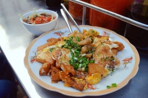 Người phụ nữ gốc Hoa bán bột chiên 43 năm trong hẻm Sài Gòn