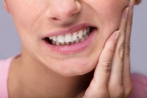 Nguyên nhân chảy máu kéo dài sau khi nhổ răng là gì?