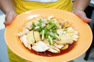 Nhà hàng 61 năm chỉ bán cơm gà và giá xào ở Malaysia