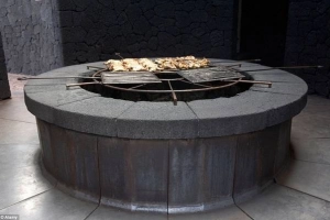 Nhà hàng nướng thịt cá từ núi lửa