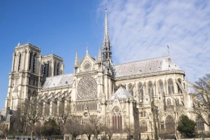Nhà thờ hơn 850 tuổi giữa thành phố Paris