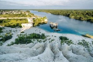Nhà tù bỏ hoang nửa trên cạn, nửa dưới nước