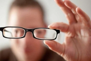 Nhìn xa rõ hơn nhìn gần khi đeo kính cận có phải đeo sai kính không?