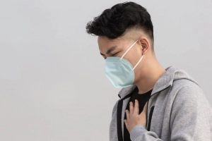 Nhói ngực kèm khó thở sau khỏi Covid phải làm sao?