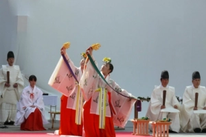 Những &#8216;trinh nữ tế thần&#8217; trong các đền thờ Nhật Bản