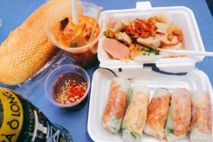 Những con hẻm ăn vặt luôn tấp nập ở Sài Gòn