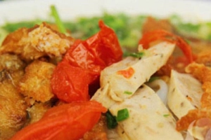 Những món ăn khiến phố Hoàng Cầu đông nghẹt khách