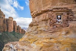 Những nhà thờ bí mật ẩn trong vách đá dựng đứng ở Ethiopia