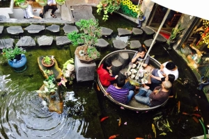 Những quán cà phê Sài Gòn nuôi cá cho khách ngồi xem
