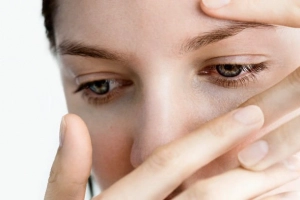 Niêm mạc mắt nhợt nhạt, có phải do thiếu máu?