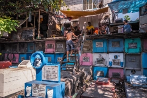 Nơi dân &#8216;sống chung&#8217; với người chết ở Philippines