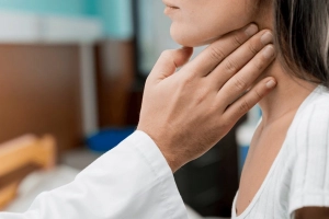 Nổi hạch dưới hàm kéo dài 1 năm có sao không?