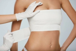 Nữ giới hút mỡ bụng và nâng ngực cùng lúc được không?