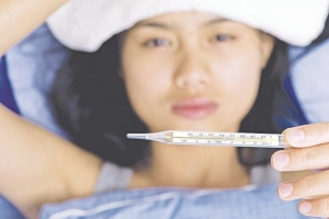 Nữ giới mắc Covid 5 ngày vẫn sốt có ảnh hưởng gì?