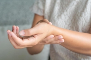 Nữ giới sụp mí mắt, chân tay yếu nguyên nhân là gì?