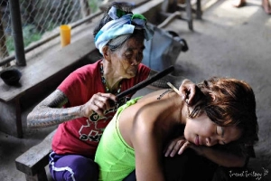 Nữ nghệ nhân 100 tuổi xăm hình bằng tay ở Philippines