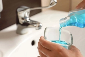 Nước chlorhexidine súc miệng có tác dụng gì?