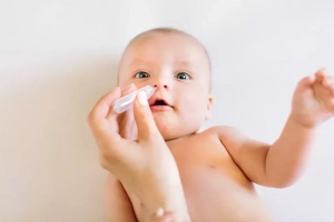 Nước muối sinh lý có dùng được cho trẻ sơ sinh và trẻ mới biết đi không?
