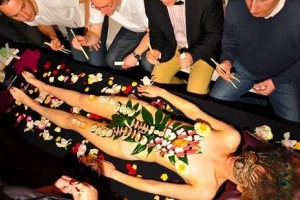 Nyotaimori - nghệ thuật sushi trên cơ thể trinh nữ