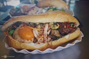 Ổ bánh mì ăn kèm xíu mại trứng muối