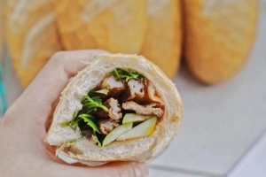 Ổ bánh mì chả cá giá 10.000 đồng ở Vũng Tàu