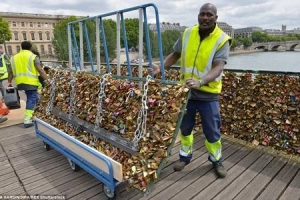 Paris phá dỡ hàng trăm nghìn &#8216;biểu tượng tình yêu&#8217;