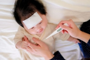 Phân biệt sốt mọc răng với sốt do viêm họng ở trẻ