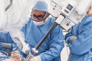 Phẫu thuật nội soi bóc tách u nang buồng trứng bằng cánh tay robot hiện đại