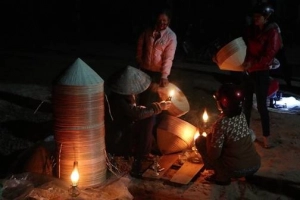 Phiên chợ nón chỉ họp lúc nửa đêm ở Bình Định