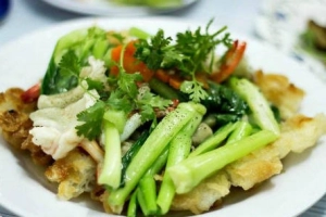 Phở áp chảo cho bữa trưa khi du lịch Sài Gòn