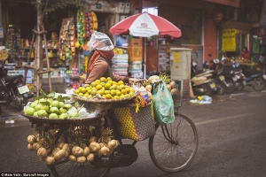 Phố cổ Hà Nội thân thuộc và sống động trên báo Anh
