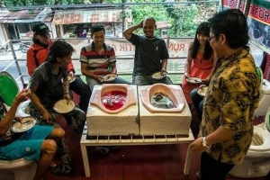 Phong cách ăn uống trong bồn cầu tại Indonesia