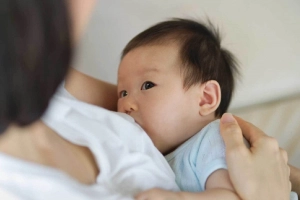 Phụ nữ cho con bú có uống được vitamin E không?