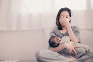Phụ nữ sau sinh bị đau nửa đầu: Những điều cần biết