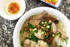Quán ăn 16 năm chở bánh canh từ Trà Vinh lên Sài Gòn mỗi ngày