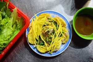 Quán bánh căn vỉa hè hơn 10 năm ở Sài Gòn