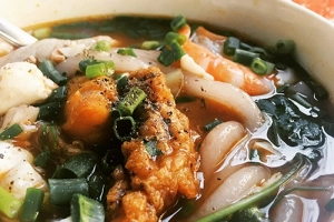 Quán bánh canh cua trước cổng chung cư 132 năm tuổi ở Sài Gòn