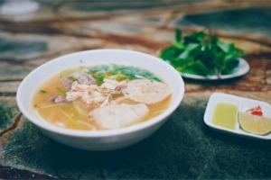 Quán bánh canh ghẹ trong biệt thự Pháp cổ ở Hà Nội