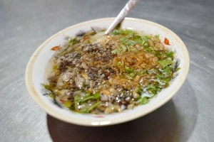 Quán bánh đúc không tên vẫn đông khách trong khu tập thể Hà Nội