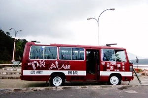 Quán bar trên chiếc xe bus bên bờ hồ ở Đà Lạt