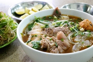 Quán bún bò Huế gần 20 năm hút khách nước ngoài ở Sài Gòn