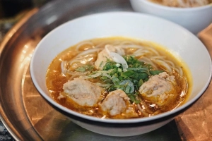 Quán bún bò Huế gần 30 năm ở phố Tây Bùi Viện