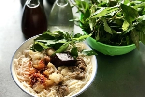 Quán bún bò rau răm gia truyền