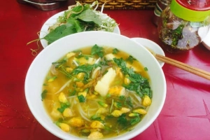Quán bún cá Châu Đốc ở vỉa hè Sài Gòn
